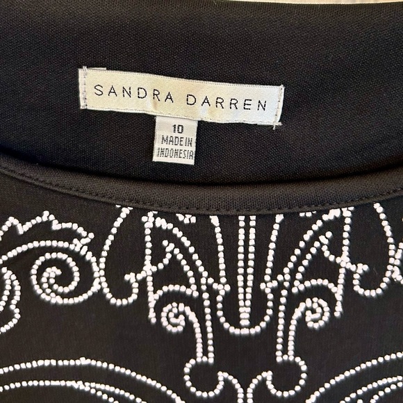 **HOST PICK** Black and white textured design size 10 - Picture 7 of 7